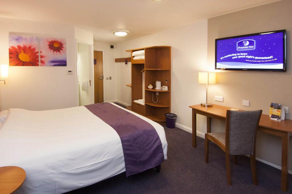 Premier Inn London Hanger Lane Exterior photo