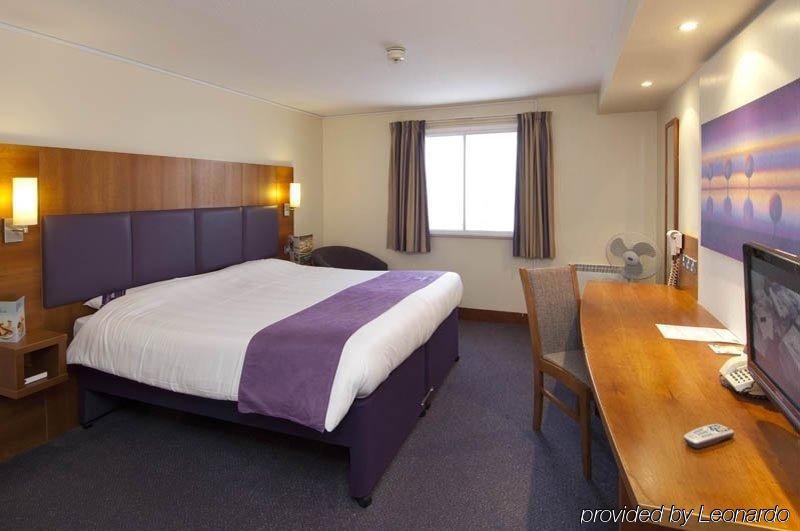 Premier Inn London Hanger Lane Exterior photo